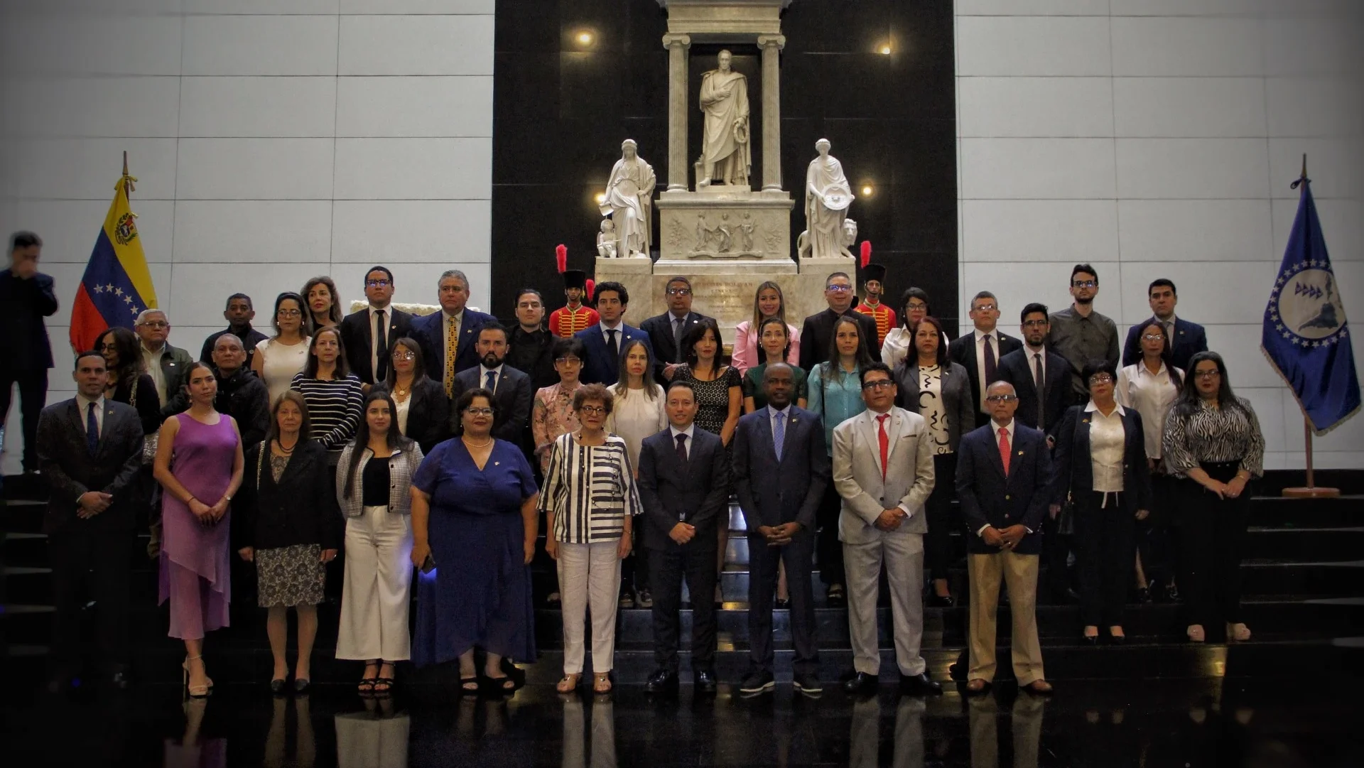 Foto de SELA conmemora 50 Aniversario con Ofrenda Floral al Libertador Simón Bolívar en el Panteón Nacional de Venezuela